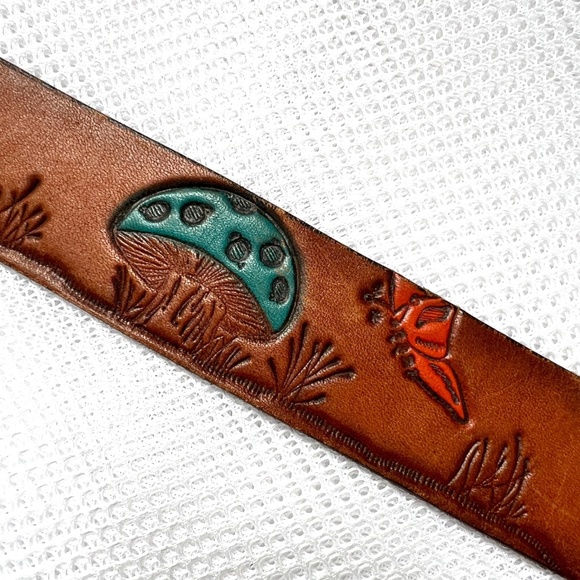 Vintage LEE Leather Belt Mushroom Butterfly Embossed Canada Brass Buckle Size 30 - Picture 1 of 9